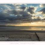 Crépuscule sur la plage du Crotoy et coucher de soleil - Saison : Hiver - Lieu : Le Crotoy, Baie de Somme, Somme, Picardie, Hauts-de-France, France. Twilight on Crotoy beach and sunset - Season: Winter - Location: Le Crotoy, Somme Bay, Somme, Picardie, Hauts-de-France, France.