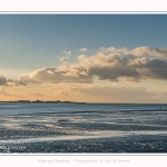 Crépuscule sur la plage du Crotoy et coucher de soleil - Saison : Hiver - Lieu : Le Crotoy, Baie de Somme, Somme, Picardie, Hauts-de-France, France. Twilight on Crotoy beach and sunset - Season: Winter - Location: Le Crotoy, Somme Bay, Somme, Picardie, Hauts-de-France, France.