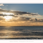 Crépuscule sur la plage du Crotoy et coucher de soleil - Saison : Hiver - Lieu : Le Crotoy, Baie de Somme, Somme, Picardie, Hauts-de-France, France. Twilight on Crotoy beach and sunset - Season: Winter - Location: Le Crotoy, Somme Bay, Somme, Picardie, Hauts-de-France, France.