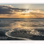 Crépuscule sur la plage du Crotoy et coucher de soleil - Saison : Hiver - Lieu : Le Crotoy, Baie de Somme, Somme, Picardie, Hauts-de-France, France. Twilight on Crotoy beach and sunset - Season: Winter - Location: Le Crotoy, Somme Bay, Somme, Picardie, Hauts-de-France, France.