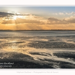 Crépuscule sur la plage du Crotoy et coucher de soleil - Saison : Hiver - Lieu : Le Crotoy, Baie de Somme, Somme, Picardie, Hauts-de-France, France. Twilight on Crotoy beach and sunset - Season: Winter - Location: Le Crotoy, Somme Bay, Somme, Picardie, Hauts-de-France, France.