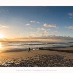 Crépuscule sur la plage du Crotoy et coucher de soleil - Saison : Hiver - Lieu : Le Crotoy, Baie de Somme, Somme, Picardie, Hauts-de-France, France. Twilight on Crotoy beach and sunset - Season: Winter - Location: Le Crotoy, Somme Bay, Somme, Picardie, Hauts-de-France, France.