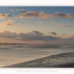 Crépuscule sur la plage du Crotoy et coucher de soleil - Saison : Hiver - Lieu : Le Crotoy, Baie de Somme, Somme, Picardie, Hauts-de-France, France. Twilight on Crotoy beach and sunset - Season: Winter - Location: Le Crotoy, Somme Bay, Somme, Picardie, Hauts-de-France, France.