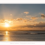 Crépuscule sur la plage du Crotoy et coucher de soleil - Saison : Hiver - Lieu : Le Crotoy, Baie de Somme, Somme, Picardie, Hauts-de-France, France. Twilight on Crotoy beach and sunset - Season: Winter - Location: Le Crotoy, Somme Bay, Somme, Picardie, Hauts-de-France, France.