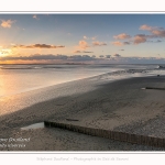 Crépuscule sur la plage du Crotoy et coucher de soleil - Saison : Hiver - Lieu : Le Crotoy, Baie de Somme, Somme, Picardie, Hauts-de-France, France. Twilight on Crotoy beach and sunset - Season: Winter - Location: Le Crotoy, Somme Bay, Somme, Picardie, Hauts-de-France, France.