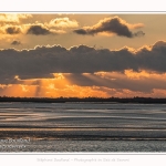 Crépuscule sur la plage du Crotoy et coucher de soleil - Saison : Hiver - Lieu : Le Crotoy, Baie de Somme, Somme, Picardie, Hauts-de-France, France. Twilight on Crotoy beach and sunset - Season: Winter - Location: Le Crotoy, Somme Bay, Somme, Picardie, Hauts-de-France, France.