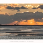 Crépuscule sur la plage du Crotoy et coucher de soleil - Saison : Hiver - Lieu : Le Crotoy, Baie de Somme, Somme, Picardie, Hauts-de-France, France. Twilight on Crotoy beach and sunset - Season: Winter - Location: Le Crotoy, Somme Bay, Somme, Picardie, Hauts-de-France, France.