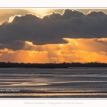 Crépuscule sur la plage du Crotoy et coucher de soleil - Saison : Hiver - Lieu : Le Crotoy, Baie de Somme, Somme, Picardie, Hauts-de-France, France. Twilight on Crotoy beach and sunset - Season: Winter - Location: Le Crotoy, Somme Bay, Somme, Picardie, Hauts-de-France, France.