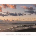 Crépuscule sur la plage du Crotoy et coucher de soleil - Saison : Hiver - Lieu : Le Crotoy, Baie de Somme, Somme, Picardie, Hauts-de-France, France. Twilight on Crotoy beach and sunset - Season: Winter - Location: Le Crotoy, Somme Bay, Somme, Picardie, Hauts-de-France, France.