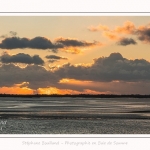 Crépuscule sur la plage du Crotoy et coucher de soleil - Saison : Hiver - Lieu : Le Crotoy, Baie de Somme, Somme, Picardie, Hauts-de-France, France. Twilight on Crotoy beach and sunset - Season: Winter - Location: Le Crotoy, Somme Bay, Somme, Picardie, Hauts-de-France, France.