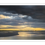Ciel chargé au soleil couchant sur le port du Crotoy