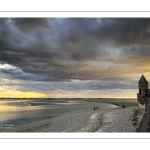 Ciel chargé au soleil couchant sur le port du Crotoy