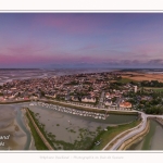 Saison : été - Lieu : Le Crotoy, Baie de Somme, Somme, Hauts-de-France, France. Panoramique par assemblage d'images 6652 x 3579 px