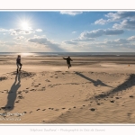 Enfants qui sautent dans les dunes du Marquenterre, entre Fort-Mahon et la Baie d'Authie. Saison : Hiver. Lieu : Fort-Mahon, Somme, Picardie, Hauts-de-France, France. Children jumping in the dunes of Marquenterre, between Fort-Mahon and the Bay of Authie. Season: Winter. Location: Fort-Mahon, Somme, Picardy, Hauts-de-France, France.