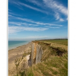 Promenade au sommet des falaises, entre Mers-les-bains et Le Bois de Cise en suivant le chemin de randonnÃ©e.  Saison : Printemps - Lieu : Mers-les-bains / Bois de Cise, Somme, CÃ´te Picarde, Picardie, France.