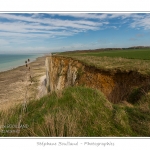 Promenade au sommet des falaises, entre Mers-les-bains et Le Bois de Cise en suivant le chemin de randonnÃ©e.  Saison : Printemps - Lieu : Mers-les-bains / Bois de Cise, Somme, CÃ´te Picarde, Picardie, France.