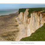 Promenade au sommet des falaises, entre Mers-les-bains et Le Bois de Cise en suivant le chemin de randonnÃ©e.  Ici, les clÃ´tures arrachÃ©s ou pendant dans le vide illustrent l'Ã©rosion des falaises et les riques d'Ã©boulement. Saison : Printemps - Lieu : Mers-les-bains / Bois de Cise, Somme, CÃ´te Picarde, Picardie, France.