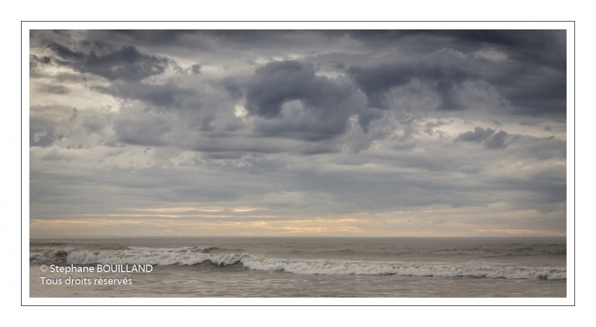 Un ciel chargé de lourds nuages sur la plage de Fort-Mahon.