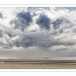 Un ciel chargé de lourds nuages sur la plage de Fort-Mahon.