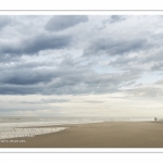 Un ciel chargé de lourds nuages sur la plage de Fort-Mahon.