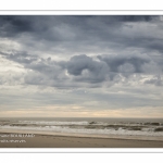 Un ciel chargé de lourds nuages sur la plage de Fort-Mahon.