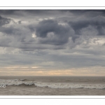 Un ciel chargé de lourds nuages sur la plage de Fort-Mahon.
