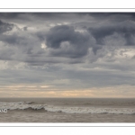 Un ciel chargé de lourds nuages sur la plage de Fort-Mahon.