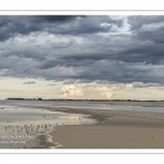 Un ciel chargé de lourds nuages sur la plage de Fort-Mahon.