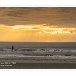 Paddle le long de la plage de Fort-Mahon au crépuscule