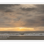 Paddle le long de la plage de Fort-Mahon au crépuscule