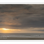 Paddle le long de la plage de Fort-Mahon au crépuscule