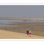 France, Somme (80), Baie de Somme, Le Hourdel, Pirogues indonésienne et canoé-kayak lors des grandes marées; les embarcations viennent attendre le flot et le mascaret à l'entrée de la baie et remontent ensuite aidées du fort courant, parfois accompagnés des phoques; certains échoue leur embarcation sur les bancs de sable pour regarder passer les oiseaux délogés par la marée // France, Somme (80), Bay of the Somme, Le Hourdel, Indonesian canoes and canoe-kayak during high tides; the boats come to wait for the flow and the tidal bore at the entrance of the bay and then go up helped by the strong current, sometimes accompanied by the seals; some fail their boat on the sandbanks to watch the birds dislodged by the tide