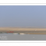 France, Somme (80), Baie de Somme, Le Hourdel, Pirogues indonésienne et canoé-kayak lors des grandes marées; les embarcations viennent attendre le flot et le mascaret à l'entrée de la baie et remontent ensuite aidées du fort courant, parfois accompagnés des phoques; certains échoue leur embarcation sur les bancs de sable pour regarder passer les oiseaux délogés par la marée // France, Somme (80), Bay of the Somme, Le Hourdel, Indonesian canoes and canoe-kayak during high tides; the boats come to wait for the flow and the tidal bore at the entrance of the bay and then go up helped by the strong current, sometimes accompanied by the seals; some fail their boat on the sandbanks to watch the birds dislodged by the tide