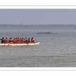 France, Somme (80), Baie de Somme, Le Hourdel, Pirogues indonésienne et canoé-kayak lors des grandes marées; les embarcations viennent attendre le flot et le mascaret à l'entrée de la baie et remontent ensuite aidées du fort courant, parfois accompagnés des phoques; certains échoue leur embarcation sur les bancs de sable pour regarder passer les oiseaux délogés par la marée // France, Somme (80), Bay of the Somme, Le Hourdel, Indonesian canoes and canoe-kayak during high tides; the boats come to wait for the flow and the tidal bore at the entrance of the bay and then go up helped by the strong current, sometimes accompanied by the seals; some fail their boat on the sandbanks to watch the birds dislodged by the tide