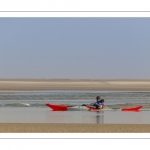 France, Somme (80), Baie de Somme, Le Hourdel, Pirogues indonésienne et canoé-kayak lors des grandes marées; les embarcations viennent attendre le flot et le mascaret à l'entrée de la baie et remontent ensuite aidées du fort courant, parfois accompagnés des phoques; certains échoue leur embarcation sur les bancs de sable pour regarder passer les oiseaux délogés par la marée // France, Somme (80), Bay of the Somme, Le Hourdel, Indonesian canoes and canoe-kayak during high tides; the boats come to wait for the flow and the tidal bore at the entrance of the bay and then go up helped by the strong current, sometimes accompanied by the seals; some fail their boat on the sandbanks to watch the birds dislodged by the tide