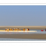 France, Somme (80), Baie de Somme, Le Hourdel, Pirogues indonésienne et canoé-kayak lors des grandes marées; les embarcations viennent attendre le flot et le mascaret à l'entrée de la baie et remontent ensuite aidées du fort courant, parfois accompagnés des phoques; certains échoue leur embarcation sur les bancs de sable pour regarder passer les oiseaux délogés par la marée // France, Somme (80), Bay of the Somme, Le Hourdel, Indonesian canoes and canoe-kayak during high tides; the boats come to wait for the flow and the tidal bore at the entrance of the bay and then go up helped by the strong current, sometimes accompanied by the seals; some fail their boat on the sandbanks to watch the birds dislodged by the tide