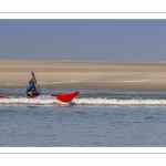 France, Somme (80), Baie de Somme, Le Hourdel, Pirogues indonésienne et canoé-kayak lors des grandes marées; les embarcations viennent attendre le flot et le mascaret à l'entrée de la baie et remontent ensuite aidées du fort courant, parfois accompagnés des phoques; certains échoue leur embarcation sur les bancs de sable pour regarder passer les oiseaux délogés par la marée // France, Somme (80), Bay of the Somme, Le Hourdel, Indonesian canoes and canoe-kayak during high tides; the boats come to wait for the flow and the tidal bore at the entrance of the bay and then go up helped by the strong current, sometimes accompanied by the seals; some fail their boat on the sandbanks to watch the birds dislodged by the tide