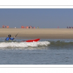 France, Somme (80), Baie de Somme, Le Hourdel, Pirogues indonésienne et canoé-kayak lors des grandes marées; les embarcations viennent attendre le flot et le mascaret à l'entrée de la baie et remontent ensuite aidées du fort courant, parfois accompagnés des phoques; certains échoue leur embarcation sur les bancs de sable pour regarder passer les oiseaux délogés par la marée // France, Somme (80), Bay of the Somme, Le Hourdel, Indonesian canoes and canoe-kayak during high tides; the boats come to wait for the flow and the tidal bore at the entrance of the bay and then go up helped by the strong current, sometimes accompanied by the seals; some fail their boat on the sandbanks to watch the birds dislodged by the tide