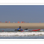 France, Somme (80), Baie de Somme, Le Hourdel, Pirogues indonésienne et canoé-kayak lors des grandes marées; les embarcations viennent attendre le flot et le mascaret à l'entrée de la baie et remontent ensuite aidées du fort courant, parfois accompagnés des phoques; certains échoue leur embarcation sur les bancs de sable pour regarder passer les oiseaux délogés par la marée // France, Somme (80), Bay of the Somme, Le Hourdel, Indonesian canoes and canoe-kayak during high tides; the boats come to wait for the flow and the tidal bore at the entrance of the bay and then go up helped by the strong current, sometimes accompanied by the seals; some fail their boat on the sandbanks to watch the birds dislodged by the tide