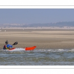 France, Somme (80), Baie de Somme, Le Hourdel, Pirogues indonésienne et canoé-kayak lors des grandes marées; les embarcations viennent attendre le flot et le mascaret à l'entrée de la baie et remontent ensuite aidées du fort courant, parfois accompagnés des phoques; certains échoue leur embarcation sur les bancs de sable pour regarder passer les oiseaux délogés par la marée // France, Somme (80), Bay of the Somme, Le Hourdel, Indonesian canoes and canoe-kayak during high tides; the boats come to wait for the flow and the tidal bore at the entrance of the bay and then go up helped by the strong current, sometimes accompanied by the seals; some fail their boat on the sandbanks to watch the birds dislodged by the tide