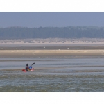 France, Somme (80), Baie de Somme, Le Hourdel, Pirogues indonésienne et canoé-kayak lors des grandes marées; les embarcations viennent attendre le flot et le mascaret à l'entrée de la baie et remontent ensuite aidées du fort courant, parfois accompagnés des phoques; certains échoue leur embarcation sur les bancs de sable pour regarder passer les oiseaux délogés par la marée // France, Somme (80), Bay of the Somme, Le Hourdel, Indonesian canoes and canoe-kayak during high tides; the boats come to wait for the flow and the tidal bore at the entrance of the bay and then go up helped by the strong current, sometimes accompanied by the seals; some fail their boat on the sandbanks to watch the birds dislodged by the tide