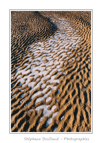 En se retirant, la mer laisse des plaques de glace qui dessinent des motifs sur le sable. FÃ©vrier 2012 : vague de froid intense sur la France. Toute la Baie de Somme est gelÃ©e. Saison : Hiver, Lieu : Le Crotoy, Baie de Somme, Somme, Picardie,France, CÃ´te Picarde