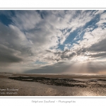 Une fin d'aprÃ¨s-midi nuageuse au hÃ¢ble d'Ault alors qu'une trouÃ©e dans les nuages laisse passer les rayons du soleil Ã  marÃ©e basse, le long du cordon de galets et des Ã©pis qui le stabilisent. Saison : Ã©tÃ© - Lieu : Le HÃ¢ble d'Ault, Baie de Somme,Ault, Cayeux-sur-mer,Somme, Picardie, France