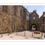 France, Somme (80), Baie de Somme, Saint-Valery-sur-Somme, la Porte de Nevers ou "Porte du Bas" est une porte fortifiée de l'enceinte de la ville médiévale de Saint-Valery-sur-Somme // France, Somme (80), Somme Bay, Saint-Valery-sur-Somme, the Porte de Nevers or "Porte du Bas" is a fortified gate of the medieval town of Saint-Valery-sur-Somme