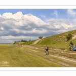 Cyclistes et randonneurs sur le chemin le long des mollières au Cap hornu