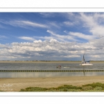 Voilier dans le chenal de la somme face au Crotoy