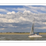 Voilier dans le chenal de la somme face au Crotoy