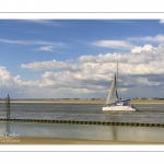 Voilier dans le chenal de la somme face au Crotoy