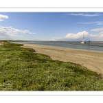 Voilier dans le chenal de la somme face au Crotoy