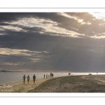 Promeneurs sur la plage un soir au Crotoy